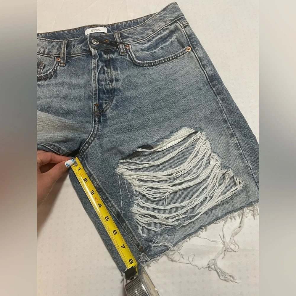 Forever 21 women's Blue Distressed Jean Shorts, size 26, New with out tags